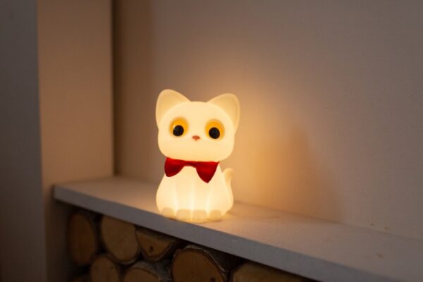 mary-s-lampka-nocna-led-uroczy-kotek-411af0ec772240a49bc32a81621fb85d-c4c1e345 LED naktinė lempa vaikams - „Kačiukas“