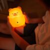 mary-s-oddychajaca-lampka-led-mis-chrapus-25f42f55b1a046ada59eab418850d7f0-61763000 Sensorinė LED naktinė lempa - „Knarkiantis meškiukas“