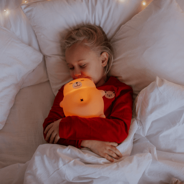 mary-s-oddychajaca-lampka-led-mis-chrapus-9f029ef4ed06403097abb308b44f570e-2f6e81e3 Sensorinė LED naktinė lempa - „Knarkiantis meškiukas“