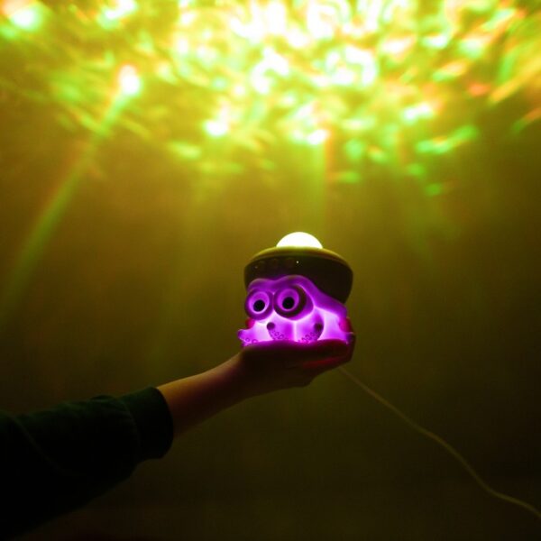 mary-s-projektor-osmiornica-rgb-z-bluetooth-speaker-f0cfffacc7da454f883adbf0033b5cc3-863f1d37 RGB šviesų projektorius - „Octopus“